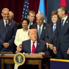 El presidente de Estados Unidos, Donald Trump (c), habla junto a mandatarios latinoamericanos durante la cumbre bautizada como ‘Escudo de las Américas’ este sábado en Miami (EE.UU.).