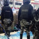 Agentes investigan asesinato del comerciante de huevos.