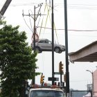 Grúas retiran vehículos atrapados tras el incendio en el edificio Multicomercio de Guayaquil.