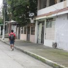 Agentes policiales acudieron a la ciudadela Quisquis, en el norte de Guayaquil, tras un ataque armado que dejó dos personas fallecidas y once heridas durante la madrugada.