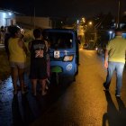 Vecinos del barrio Bellavista permanecen a las afueras de la vivienda donde fue asesinado Luis Trejo, en la parroquia La Unión.