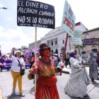 Tres mujeres artistas marcharon disfrazadas de tres personajes femeninos que marcaron la historia: Manuela León, Manuela Sáenz y Dolores Cacuango.