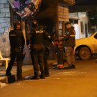 Agentes policiales recababan indicios en el lugar donde varios vecinos fueron atacados mientras compartían en una reunión barrial.