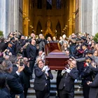 La murga se escuchó con fuerza interpretada por una banda de trombones cuando las puertas de la catedral se abrieron para dar paso al ataúd con los restos del artista