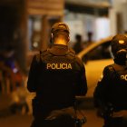 Agentes de la Policía Nacional llegaron al sitio del suceso criminal y permanecieron allí durante unas dos horas, recabando indicios.