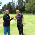 Matías (i) sigue el legado en el ciclismo de su padre Byron Guamá (d), múltiple campeón de la Vuelta al Ecuador y con gran experiencia en pruebas a nivel internacional