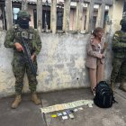 Una de las detenidas es una mujer.