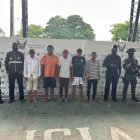 Dos adultos y tres adolescentes fueron capturados por la Policía Nacional en la Isla Luis Vargas Torres bajo cargos de extorsión y sicariato.