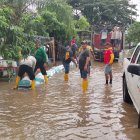 En Salitre se colocaron sacos de arena para impedir mayores filtraciones.