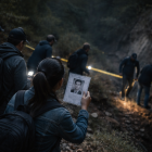 Recreación: familiares recorren un terreno en busca de pistas sobre el paradero de un ser querido desaparecido.