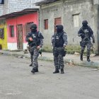 Agentes del GOE patrullan las calles del sur de Esmeraldas tras el último asesinato, en medio de un operativo de seguridad que busca contener la ola de violencia.