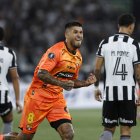 Milton Céliz de Barcelona SC celebra un gol este martes, en un partido de clasificación por la Copa Libertadores entre Botafogo y Barcelona SC en el estadio Olímpico Nilton Santos en Río de Janeiro (Brasil). EFE/ Antonio Lacerda