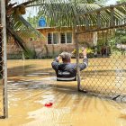 Un miembro del GAD Municipal de Muisne recorre una zona inundada mientras evalúa daños y coordina asistencia a las familias afectadas por el temporal.