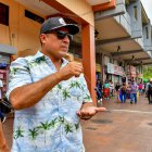 Frank Fandiño, con el péndulo en mano, rastrea la Bahía en busca de portales energéticos.