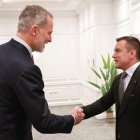 El rey de España, Felipe VI, se reunió este miércoles con el presidente de la República del Ecuador, Daniel Noboa (d), en Chile.