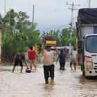 En el barrio Santa Teresita, familias salieron de sus viviendas con los electrodomésticos cargados, para que no se dañen.