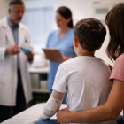 Recreación: madre acompaña a su hijo durante una consulta médica por la enfermedad piel de mariposa.