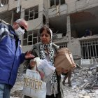 Los iraníes recogen sus pertenencias entre los escombros de sus edificios residenciales dañados en el centro de Teherán, Irán, 12 de marzo de 2026. Una operación militar conjunta de Israel y Estados Unidos continúa atacando múltiples ubicaciones en todo Irán desde las primeras horas del 28 de febrero de 2026. (Teherán) EFE/EPA/ABEDIN TAHERKENAREH