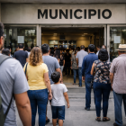 Recreación: ciudadanos acuden a realizar trámites en un edificio municipal.