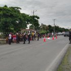 Los cuerpos quedaron a un costado de la vía.
