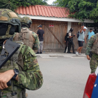 La escena del crimen en Playas fue acordonada por policías y militares.