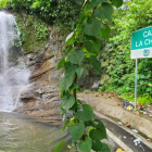 El sonido de la caída de agua se mezcla con el canto de las aves.