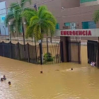 Las personas que deciden ingresar al hospital del IESS de Babahoyo lo hacen con el agua hasta el cuello.