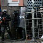 Manifestantes fueron dispersados por el escuadrón antidisturbios en el centro de Quito, este viernes 13 de marzo.