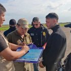 Fotografía de la Policía de Bolivia sobre el uruguayo Sebastián Marset (c) antes de abordar un avión tras su captura en Santa Cruz (Bolivia).