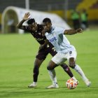 Jugadores de Universidad Católica y Liga de Quito en uno de los cinco choques que tuvieron en el torneo de 2025.