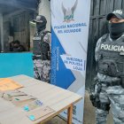 Sobre una mesa metálica y bajo la fría luz de los reflectores, las dos pistolas calibre 9 mm y las 100 municiones que fueron halladas en el interior de una celda del Centro de Privación de Libertad de Loja.