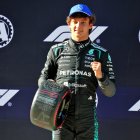 Kimi Antonelli posa feliz con el premio de lograr la pole del Gran Premio de China.