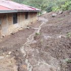 Derrumbes provocados por las lluvias mantienen cerrada la vía entre Sozoranga y Macará, generando preocupación en los moradores del sector Pénjamo.