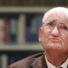Fotografía de archivo fechada el 12 de diciembre de 2012 del filósofo alemán Jürgen Habermas durante una conferencia de prensa en Duesseldorf (Alemania).