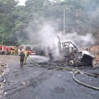 Bomberos de Limón Indanza y Santiago trabajaron durante más de cinco horas para controlar el incendio provocado tras el volcamiento de un tanquero en la vía del sector Valle del Castillo.
