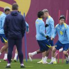 Jugadores y el técnico alemán Hansi Flick durante el entrenamiento  del FC Barcelona.