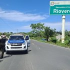 La policía mantiene presencia en la vía de ingreso a Rioverde, tras los hechos violentos que dejaron víctimas en distintos puntos de Esmeraldas.