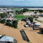 Vista aérea muestra amplios sectores anegados tras varios días de intensas lluvias que mantienen calles y barrios bajo el agua.