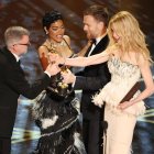 Paul Thomas Anderson (izq.) y Teyana Taylor (segunda desde la izquierda) reciben el Óscar a la mejor película por "One Battle After Another" de manos de Nicole Kidman y Ewan McGregor durante la 98.ª ceremonia anual.