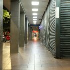 Fotografía que muestra un pasillo vacío tras el toque de queda este domingo, en Guayaquil (Ecuador).