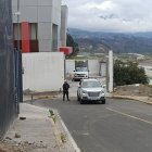 El comerciante fue victimado en la vía Píllaro-Ambato y el cuerpo trasladado hasta el Centro Forense de Ambato donde llegaron los familiares a reconocerlo.