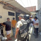 Agentes de la DINASED ejecutaron allanamientos simultáneos en varios sectores de Ambato y aprehendieron a nueve personas vinculadas al asesinato del guardia de seguridad.