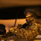 Militares ecuatorianos realizan un operativo de control de armas y respetar el toque de queda, por las calles de la capital de Ecuador.