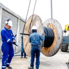 Un grupo de técnicos eléctricos trabajan en mejorar el sistema de distribución de enegría en una de las centrales electricas de la península