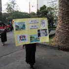 Comuneros de Totoras y Salasaka realizaron un plantón en el centro de Ambato para exigir acciones urgentes contra la contaminación del río Pachanlica.