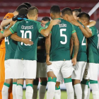 Bolivia en un abrazo grupal antes del inicio de un partido internacional