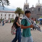 Los peregrinos avanzan durante la noche hacia Baños en la tradicional Caminata de la Fe, acompañados por operativos de seguridad.