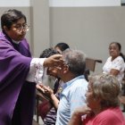 El padre  Jorge Torres en el momento de la unción a los enfermos, en la misa oficiada la mañana de este miércoles 1 de abril.