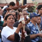 Cientos de feligreses recorren las calles del sur de Guayaquil durante la tradicional procesión del Cristo del Consuelo, en una muestra de fe y unidad.