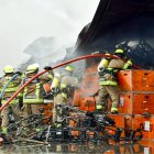 Condiciones extremas La exposición a humos tóxicos y gases nocivos representa un riesgo constante para la salud de los bomberos locales. El combate de incendios exige un esfuerzo físico extremo, llevando a los bomberos al límite de su resistencia.